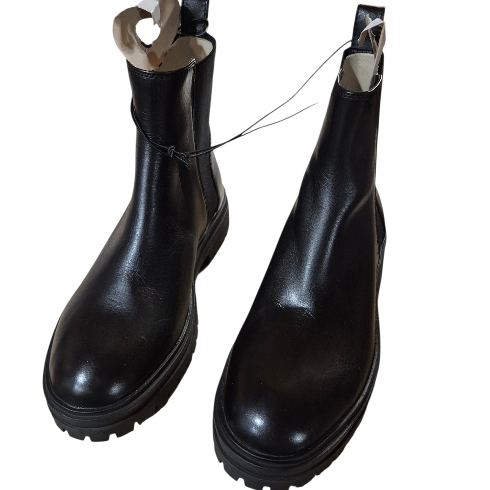 Ladies Brand New In Box Black Leather Steve Madden Booties Size 8